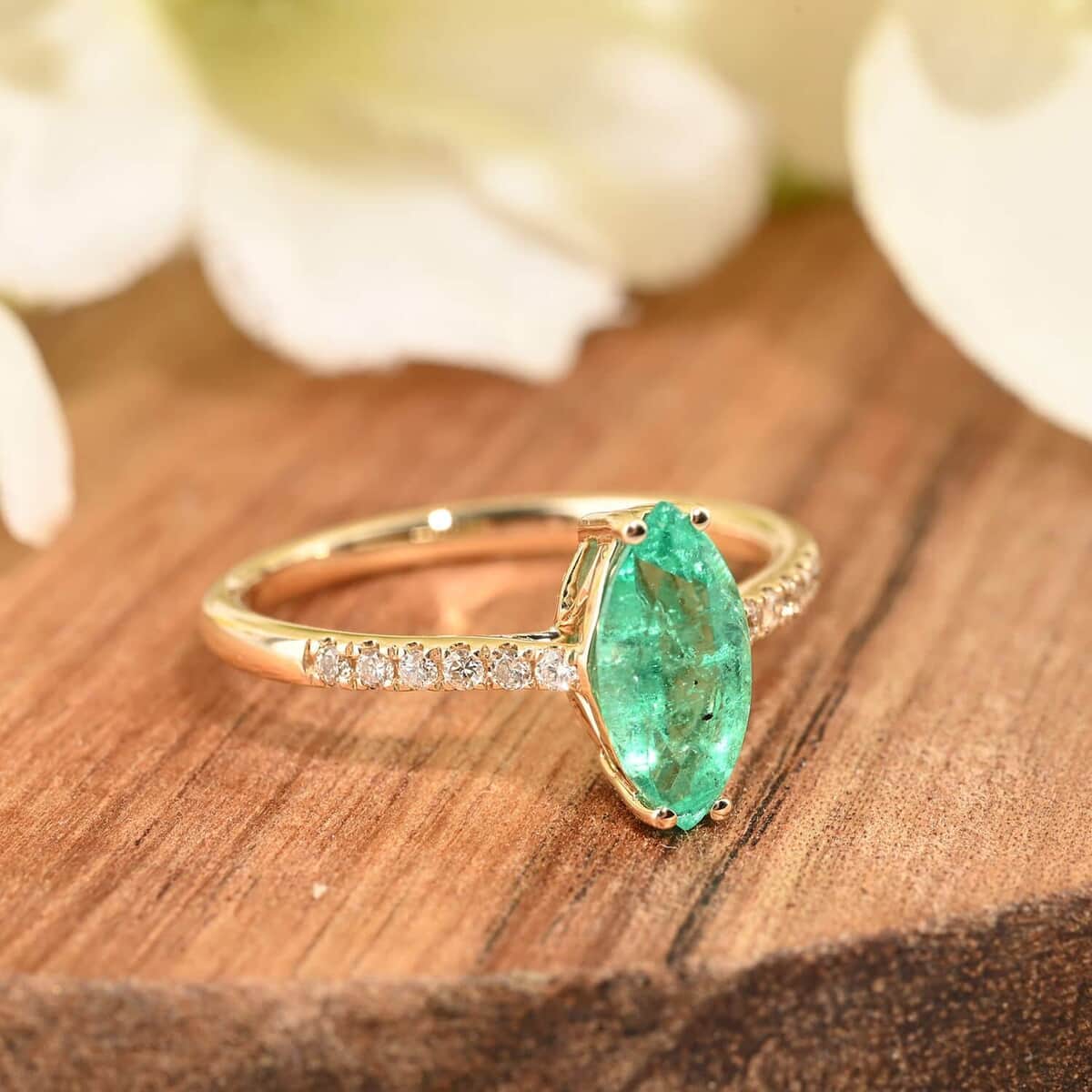 Certified Luxoro 14K Yellow Gold AAA Boyaca Colombian Emerald and G-H I2 Diamond Ring 1.20 ctw image number 1