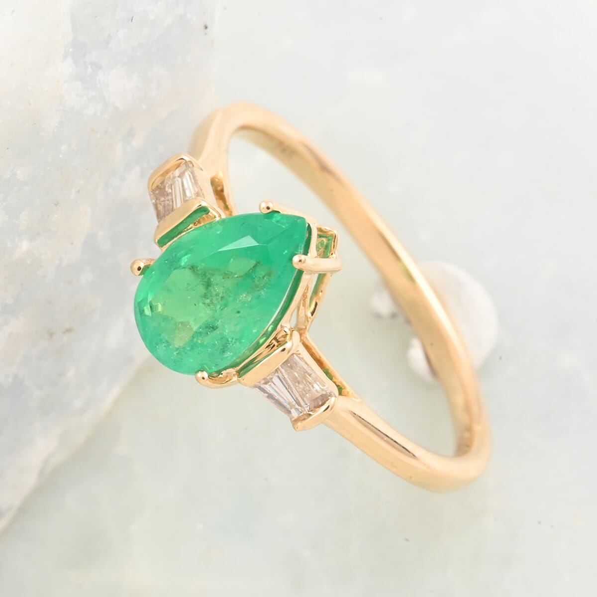 Certified & Appraised Luxoro AAA Boyaca Colombian Emerald and G-H I2 Diamond 1.50 ctw Ring in 14K Yellow Gold (Size 9.0) image number 1