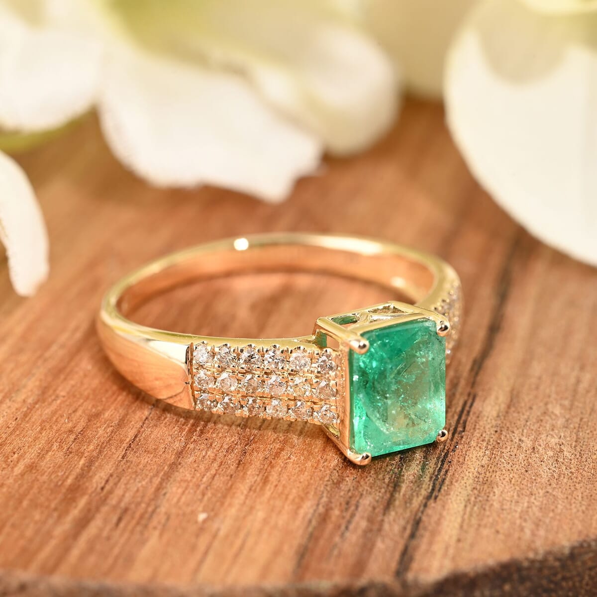 Certified & Appraised Luxoro AAA Boyaca Colombian Emerald and G-H I2 Diamond 1.65 ctw Ring in 14K Yellow Gold (Size 8.0) image number 1