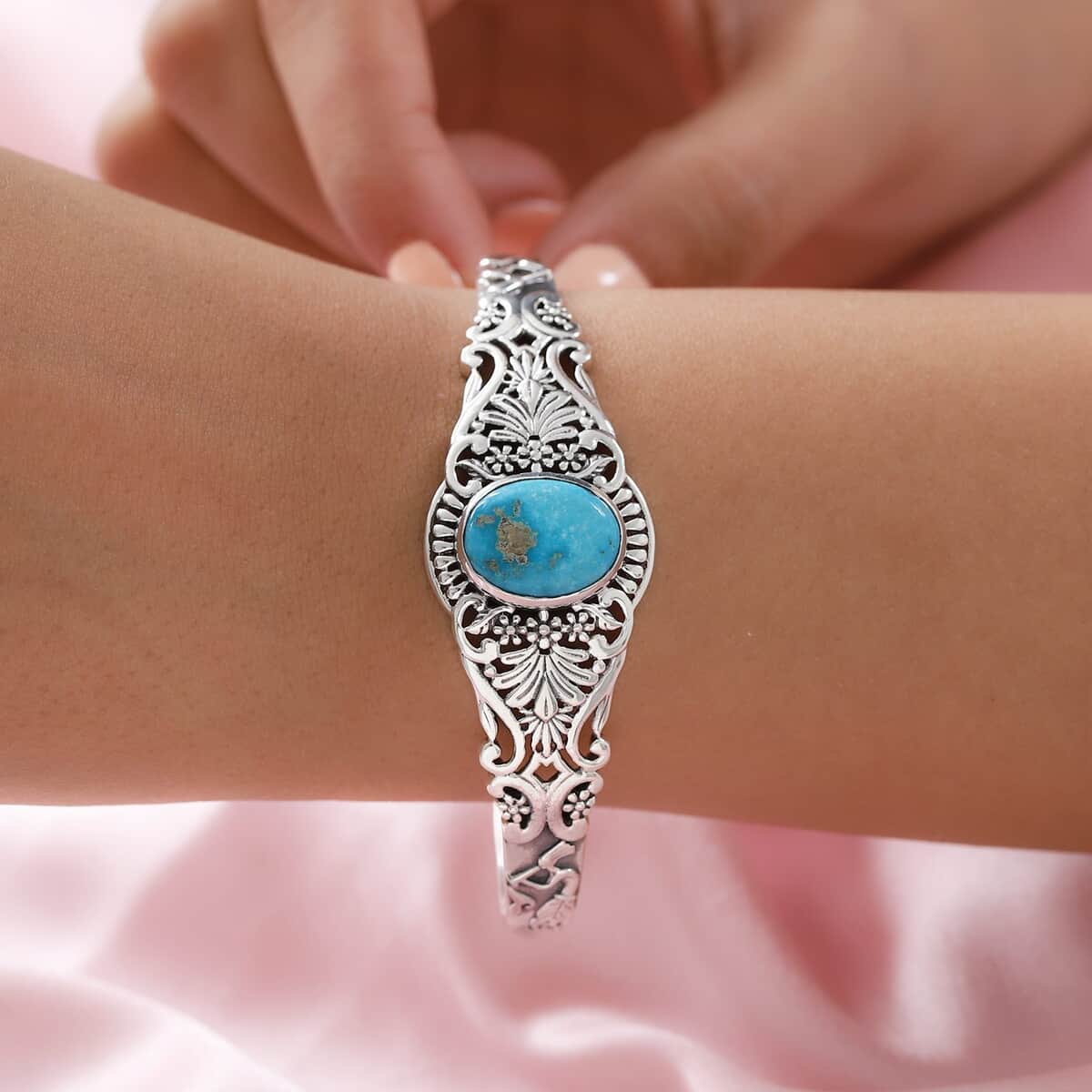 Artisan Crafted South Hill Turquoise 8.90 ctw Cuff Bracelet in Sterling Silver (7.25 In) image number 2