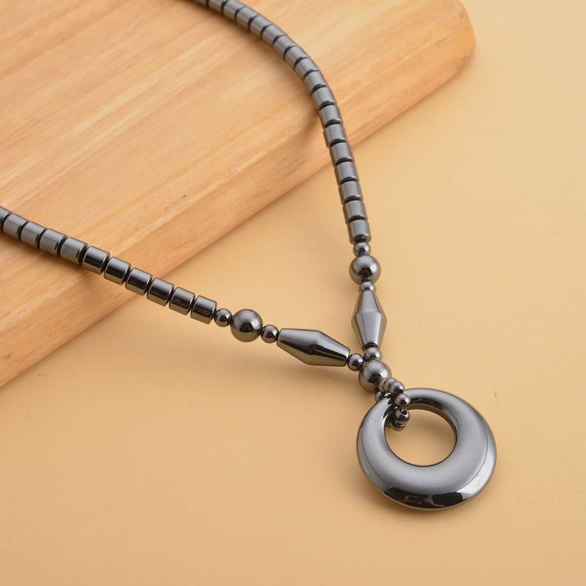 Hematite Beaded Necklace with Open Circle Charm 18 Inches in Silvertone 266.00 ctw image number 1