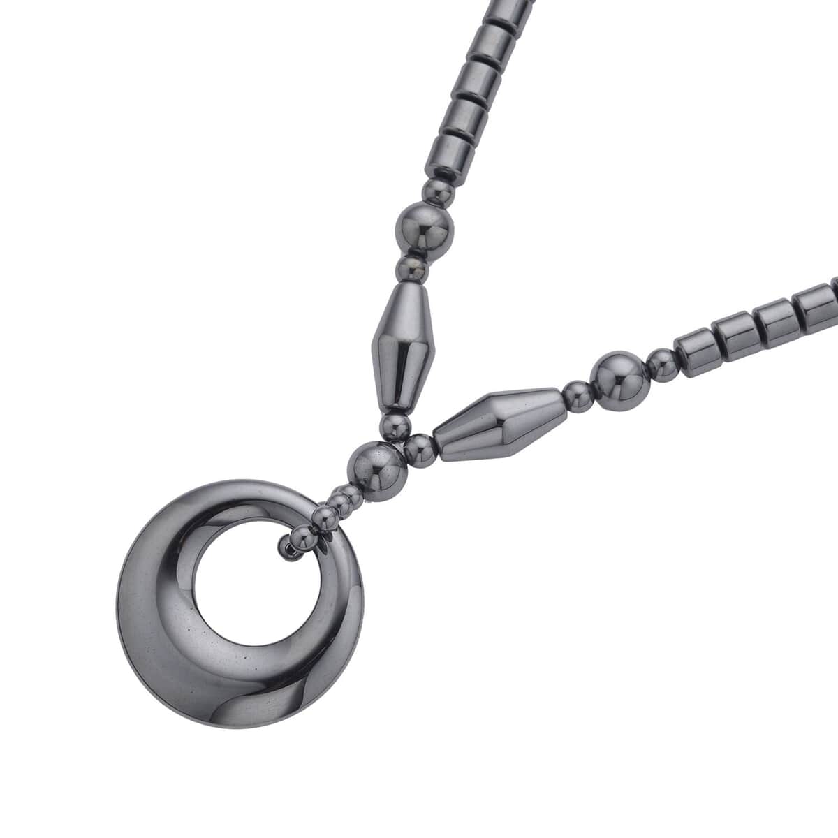 Hematite Beaded Necklace with Open Circle Charm 18 Inches in Silvertone 266.00 ctw image number 3