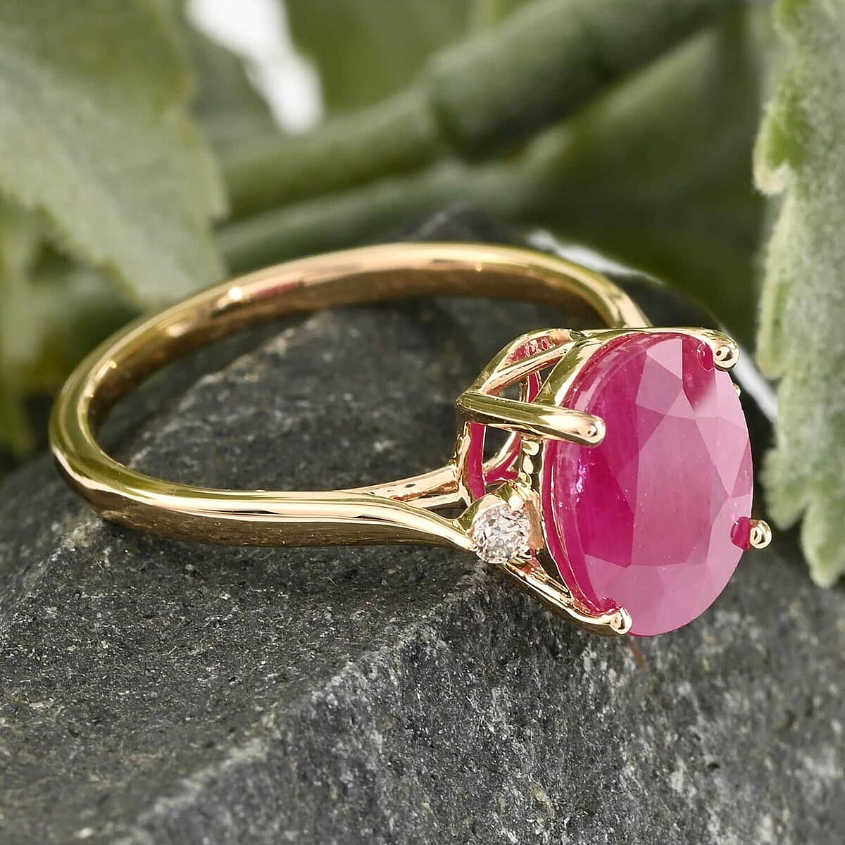 Certified & Appraised Luxoro AAA Mozambique Ruby and G-H I2 Diamond 3.15 ctw Ring in 14K Yellow Gold (Size 10.0) image number 1