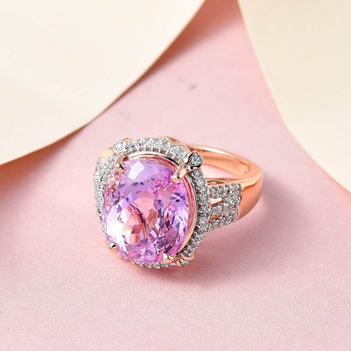 Iliana 18K Rose Gold AAA Patroke Kunzite and G-H SI Diamond Ring (Size 7.0) 8.50 Grams 12.00 ctw image number 1