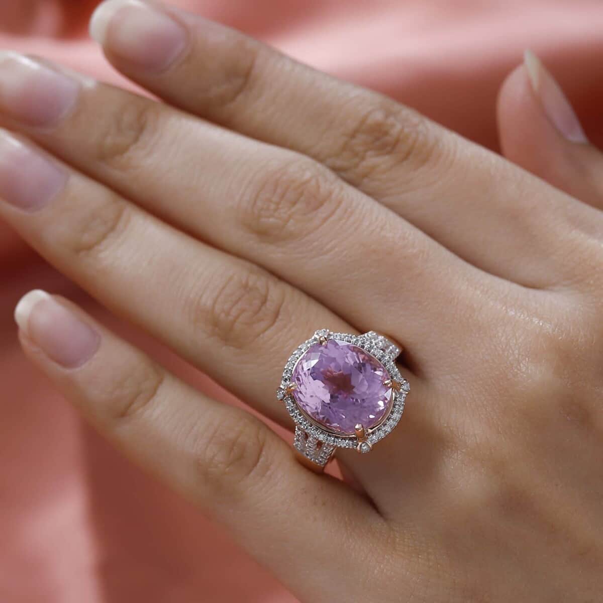 Iliana 18K Rose Gold AAA Patroke Kunzite and G-H SI Diamond Ring (Size 7.0) 8.50 Grams 12.00 ctw image number 2