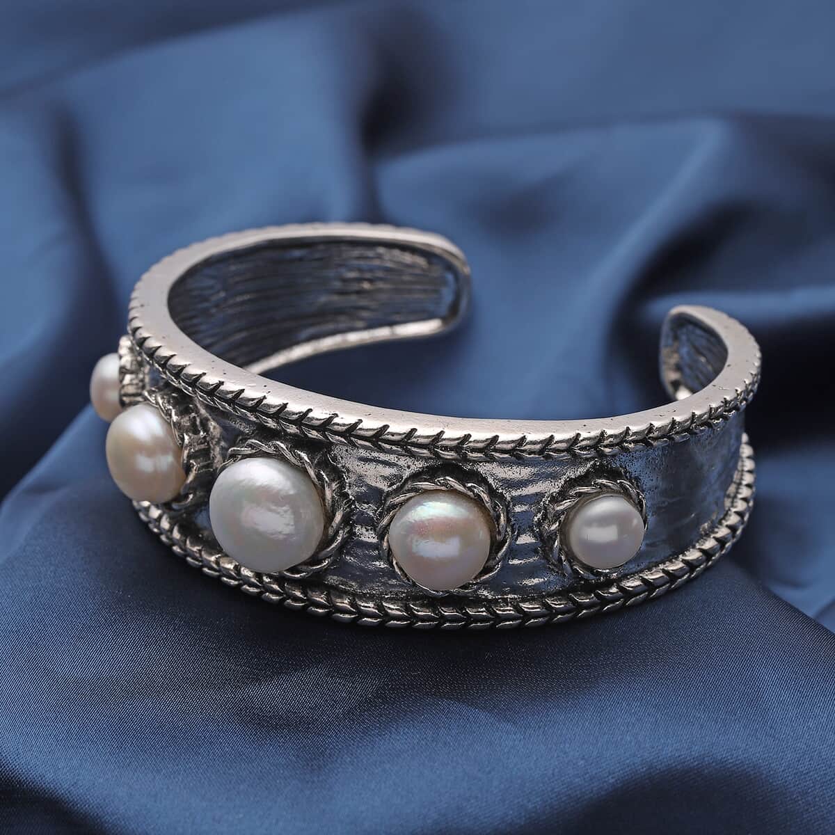 White Freshwater Pearl Cuff Bracelet in Silvertone (7.50 in) image number 1