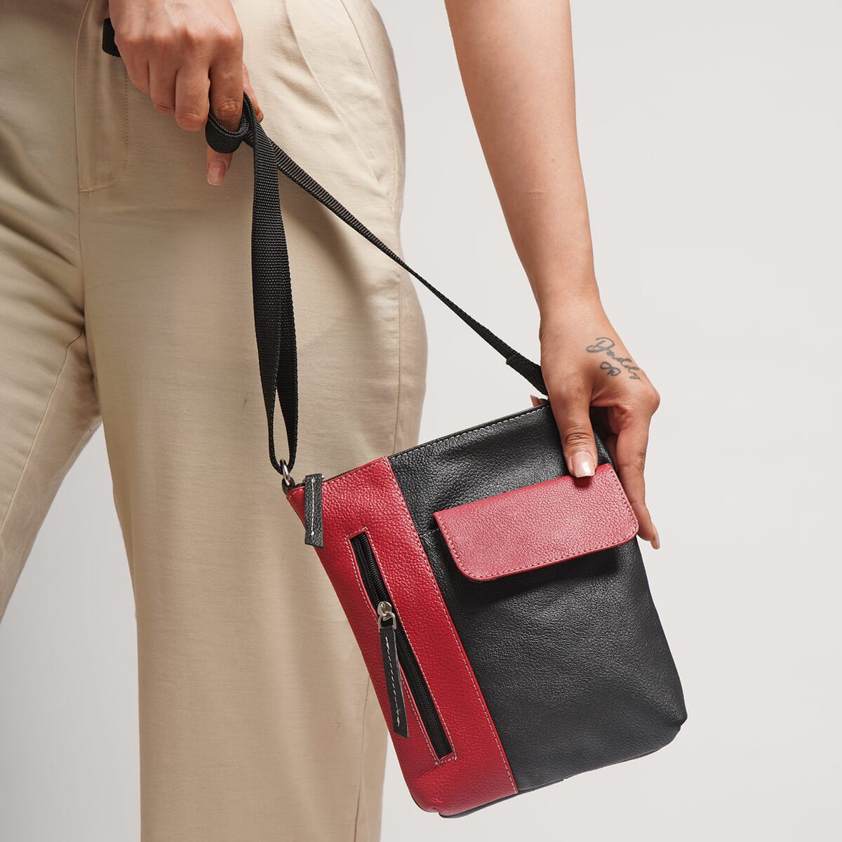 Black and Red Color Genuine Leather Crossbody Bag with Multiple Pockets image number 1