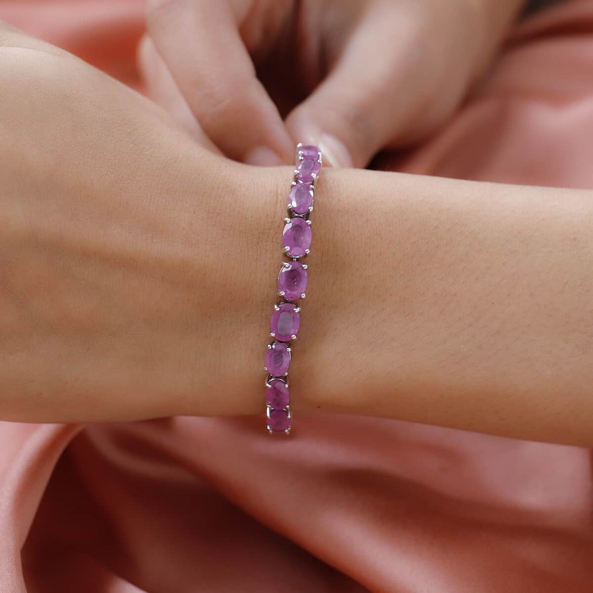 Ilakaka Hot Pink Sapphire (FF) Tennis Bracelet in Platinum Over Sterling Silver (7.25 In) 10.10 Grams 21.00 ctw image number 2