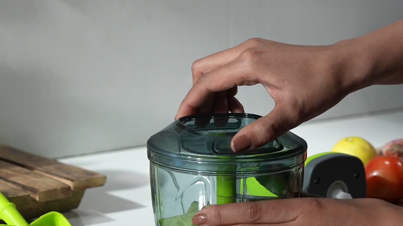 "Chopper Cum Blender Food Processor Size: 5.2(L)x5.24(W)x7.6(H) Inches Capacity: 950 ml Colour: Green"