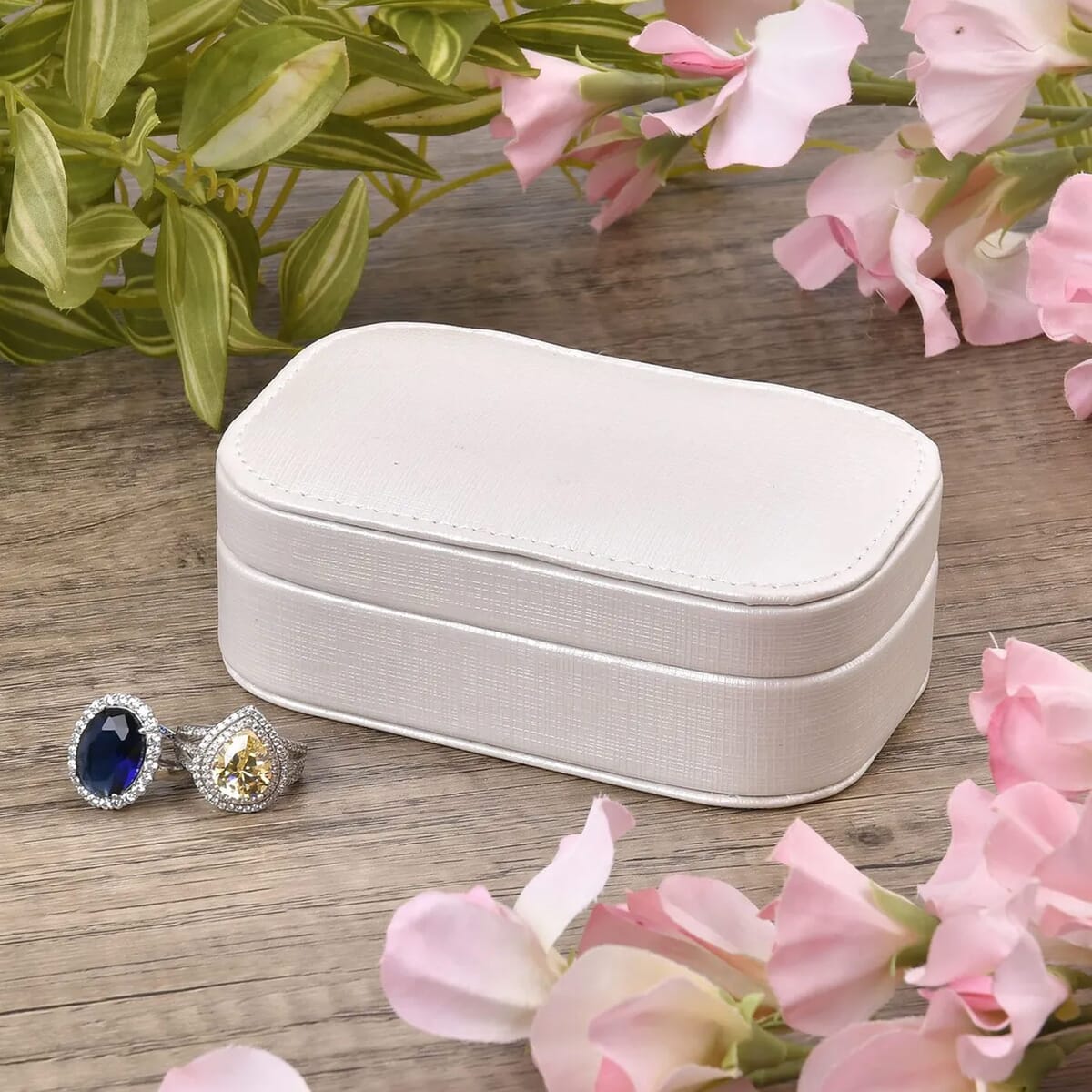 Cream Faux Leather Oval Shape Jewelry Box (4 Necklace Hooks, Pouch Pocket, 4 Ring Slot) image number 1