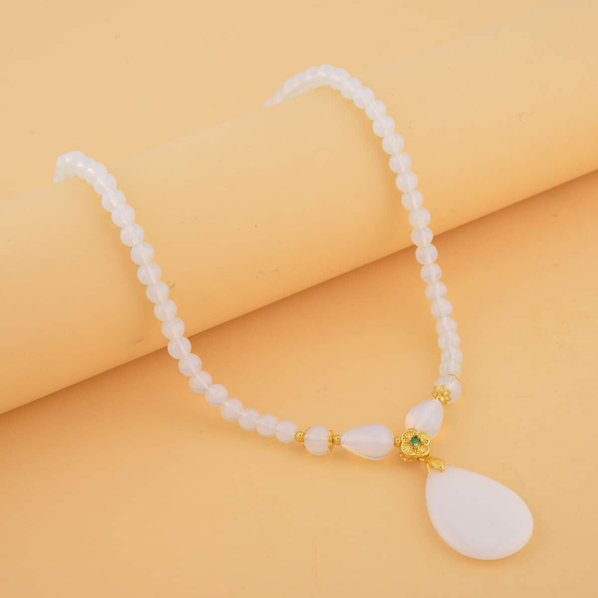 Opalite and Simulated Emerald Beaded Necklace 18-20 Inches in Goldtone 144.00 ctw image number 1