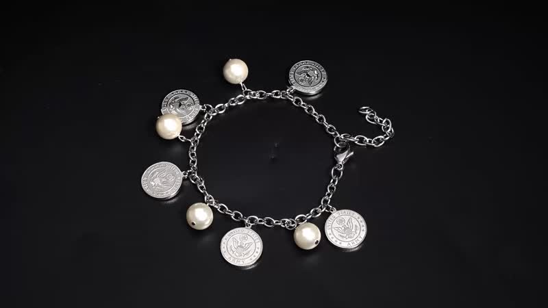 White Shell Pearl Coin Charm Bracelet in Stainless Steel (7.25 In) 1.00 ctw