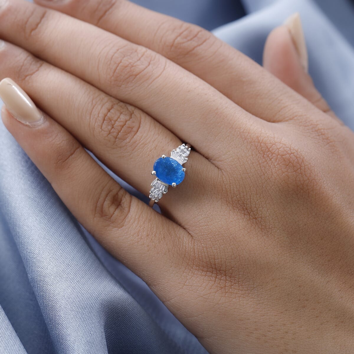 Luxoro 10K White Gold Premium Malgache Neon Apatite and Diamond Ring (Size 8.0) 2.10 ctw image number 2