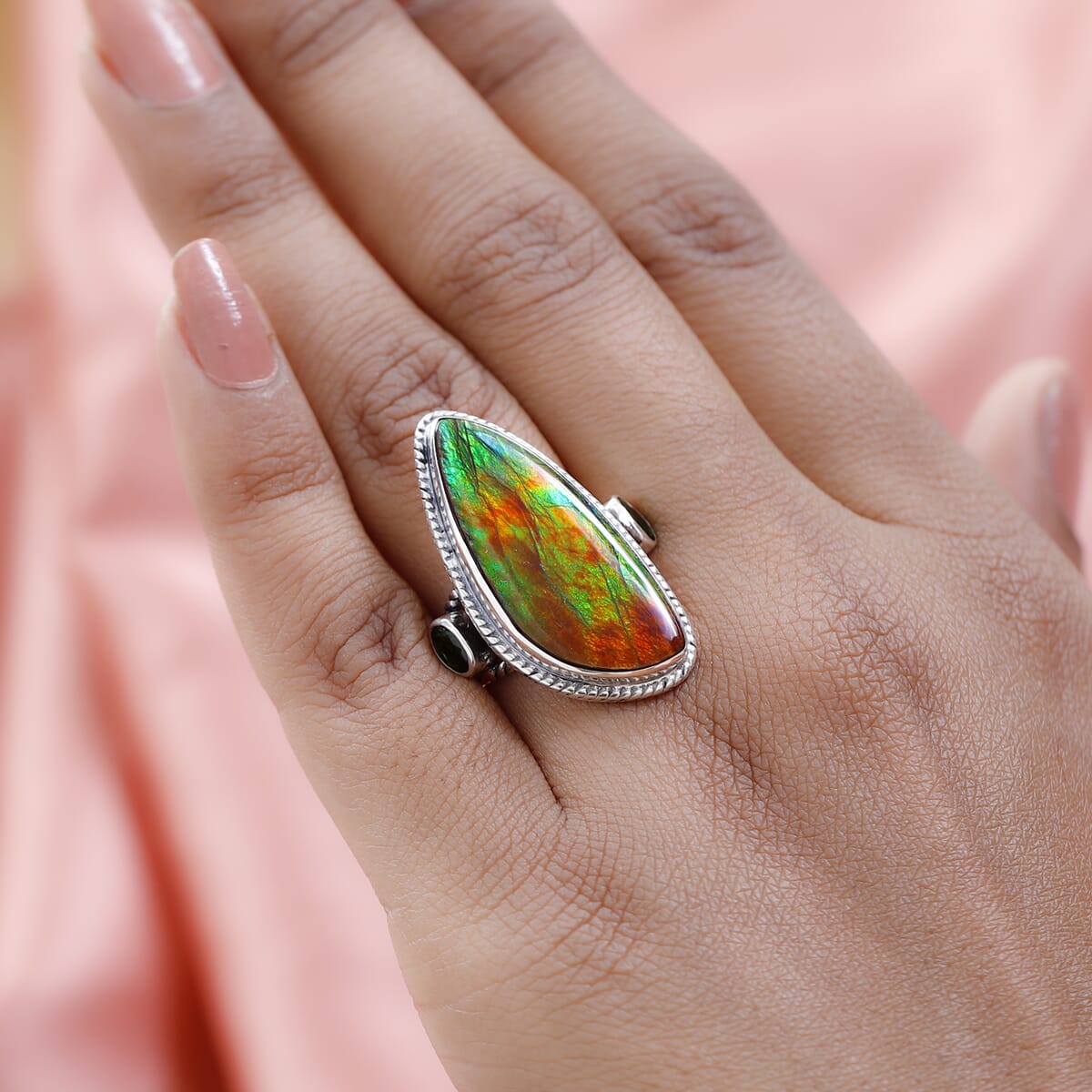 Artisan Crafted Canadian Ammolite and Chrome Diopside Ring in Sterling Silver (Size 10.0) 0.50 ctw image number 2