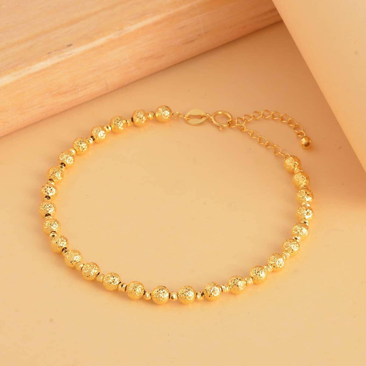 18K Yellow Gold Diamond-Cut Beaded Bracelet (6.50-8.00In) 3.70 Grams image number 1