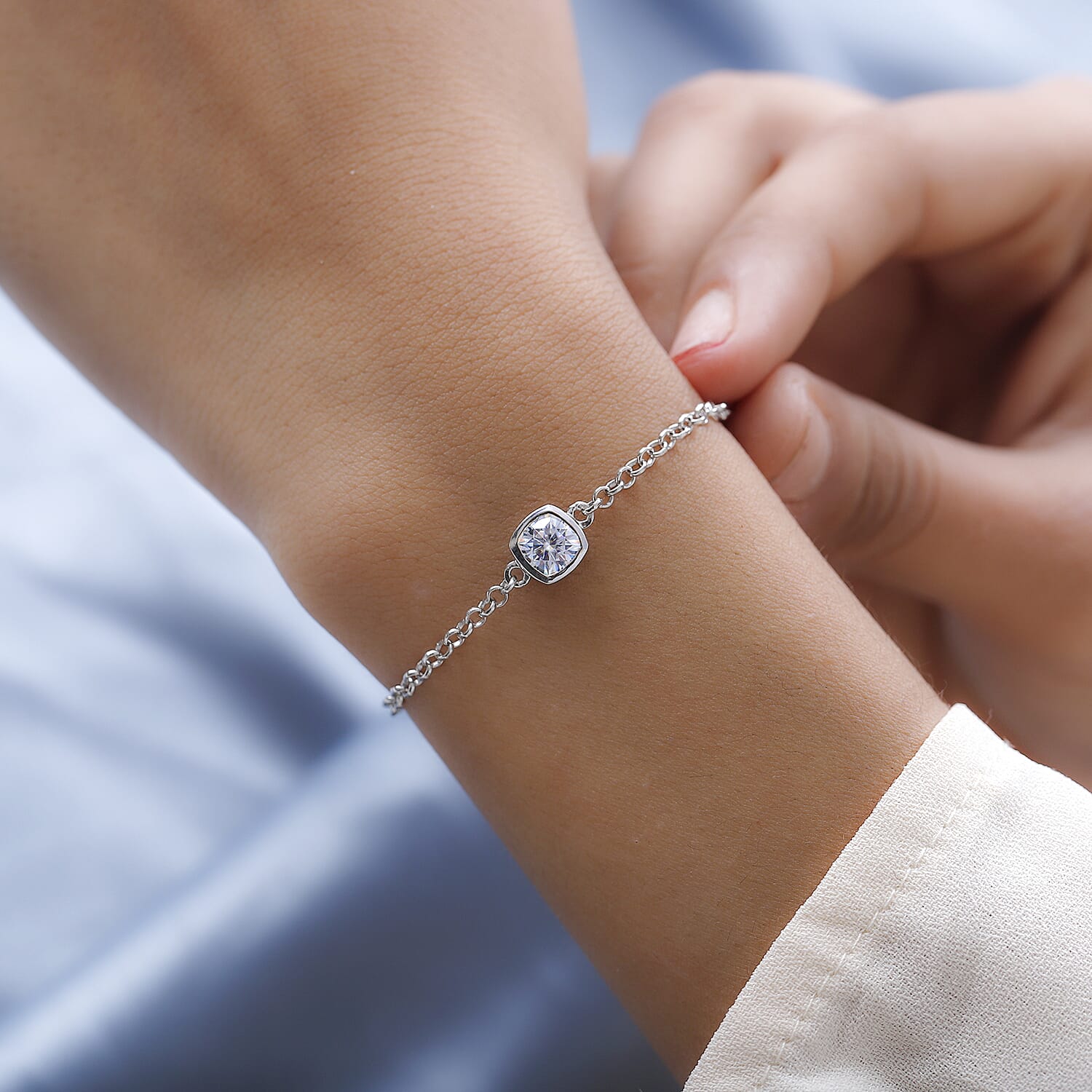 Cushion - Product card gallery slide 3 (10144778879259)