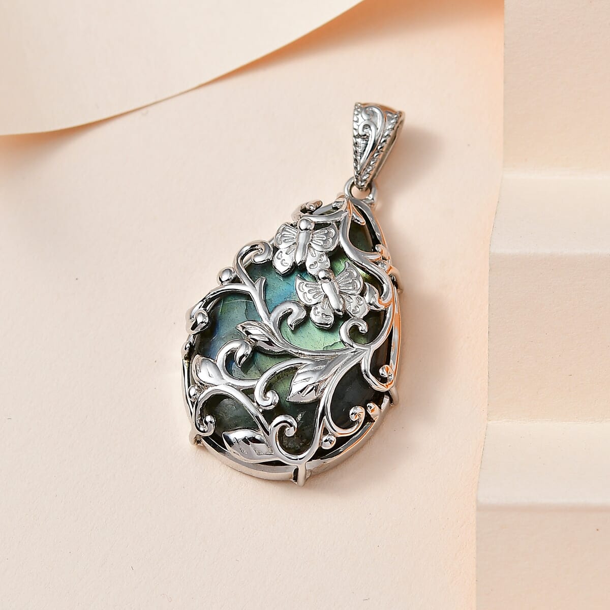 Malagasy Labradorite 35.20 ctw Fancy Pendant in Platinum Over Copper with Magnet image number 1