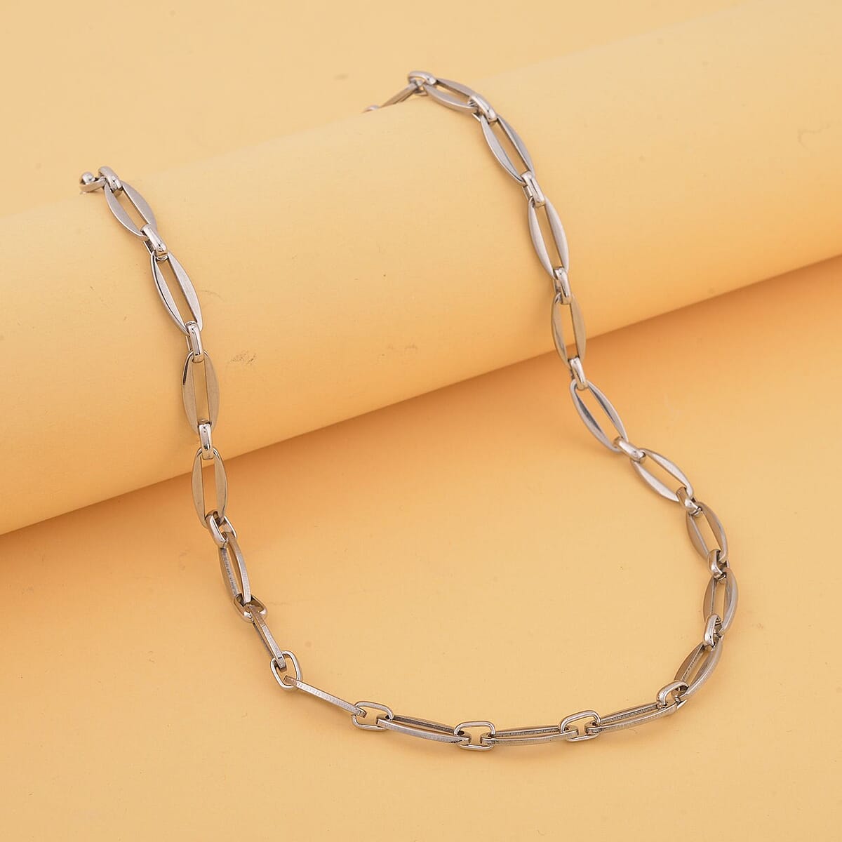 Twisted Mirror Link Chain Necklace 20-22 Inches in ION Plated Yellow Gold Stainless Steel  image number 1