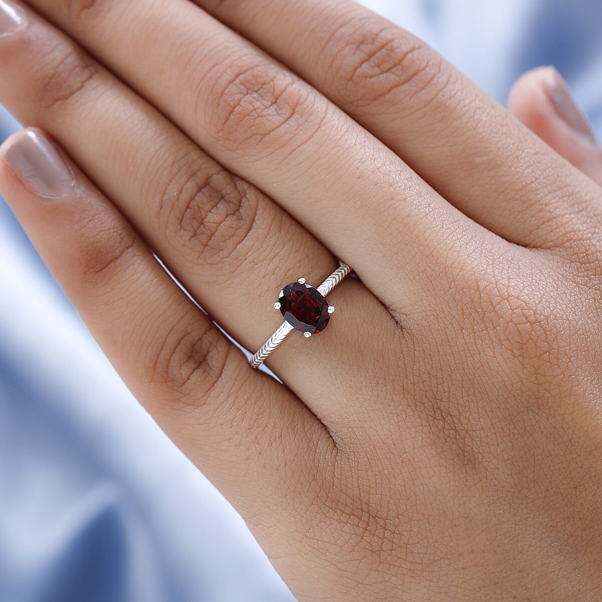 Mozambique Garnet Solitaire Ring in Sterling Silver (Size 9.0) 1.40 ctw image number 2