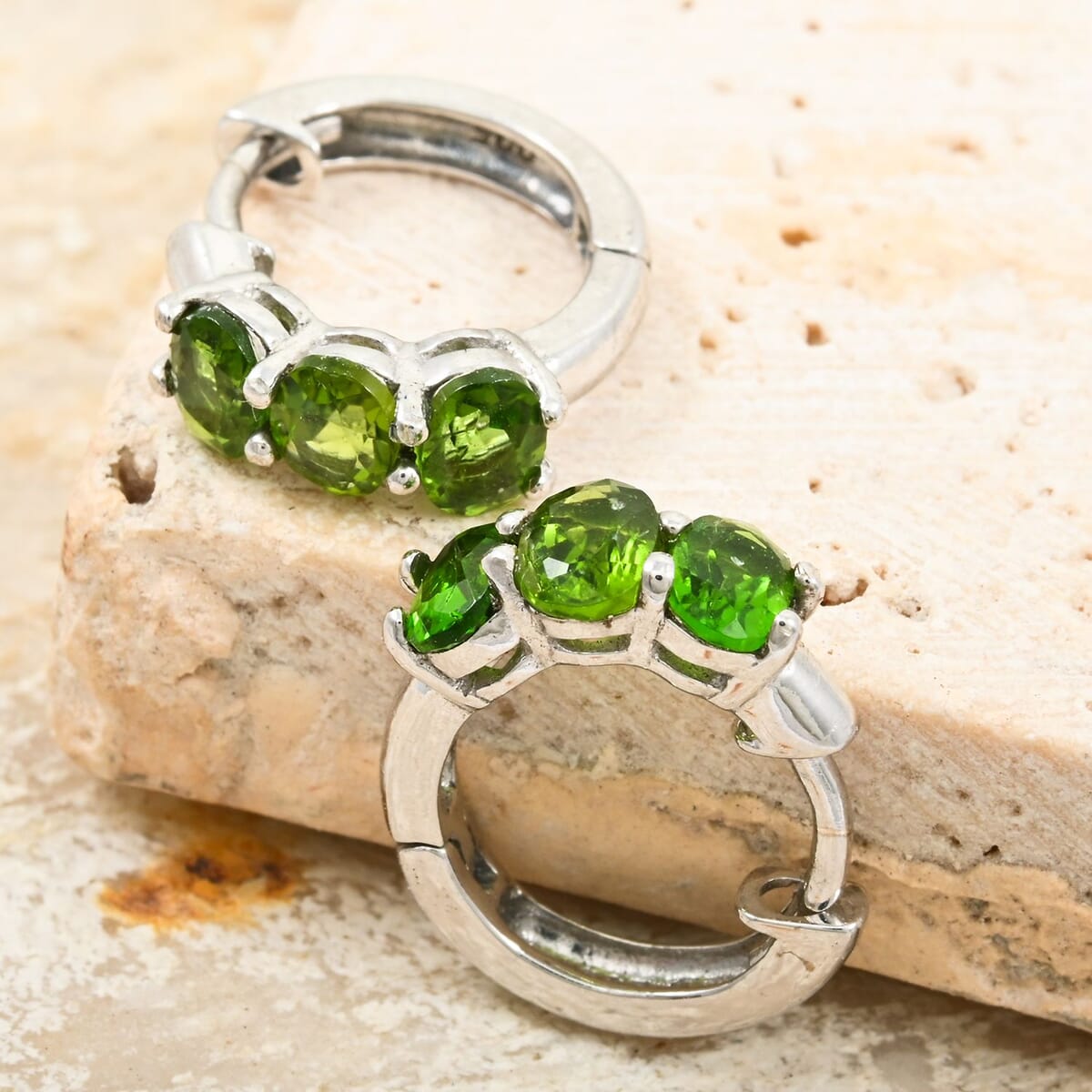 Chrome Diopside 1.00 ctw Hoop Earrings in Rhodium Over Sterling Silver image number 1