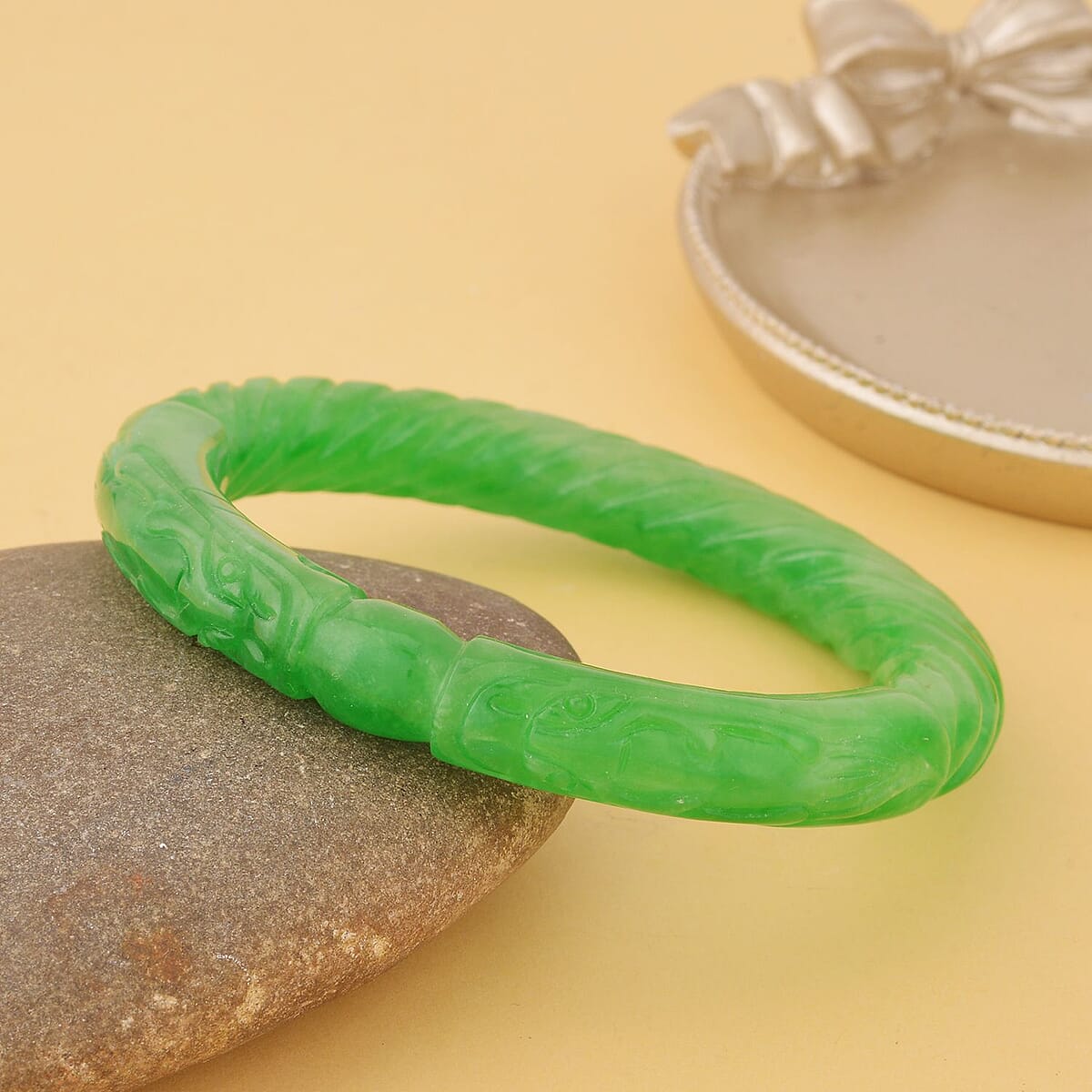 Green Jade Carved Dragon Bangle Bracelet (8.00 In) 282.50 ctw image number 1
