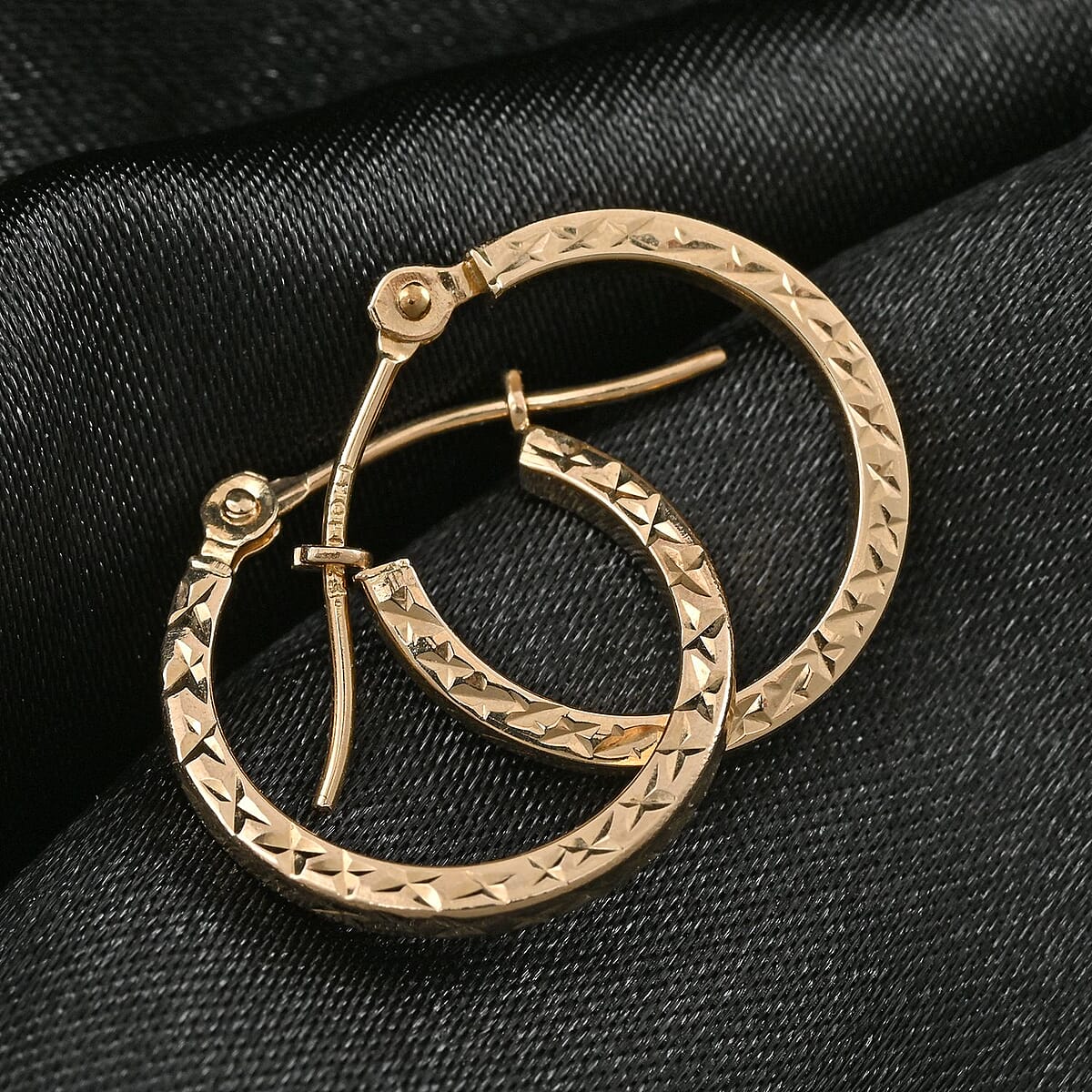 10K Yellow Gold 15x1.5mm Diamond-cut Hoop Earrings 0.70 Grams image number 1