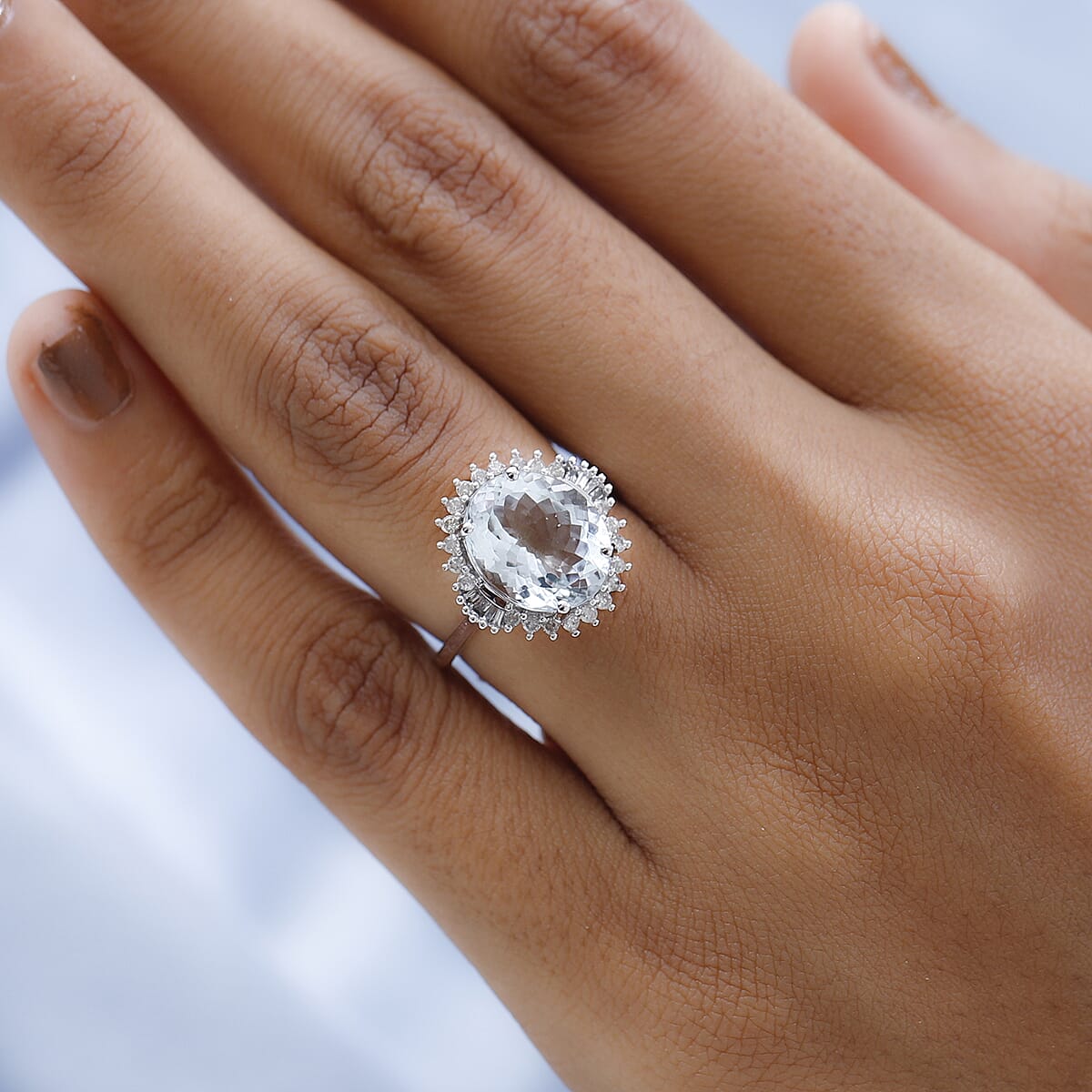 Luxoro 10K White Gold Premium Mangoro Aquamarine and Diamond Sunburst Ring (Size 7.0) 4.35 ctw image number 2