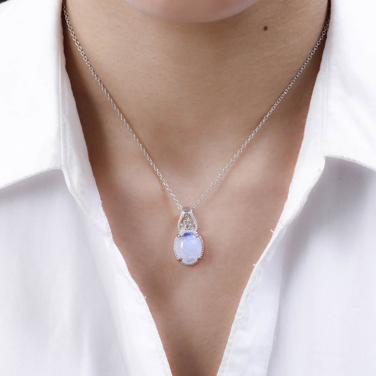 Kuisa Rainbow Moonstone Solitaire Pendant in Platinum Over Copper 5.50 ctw image number 2