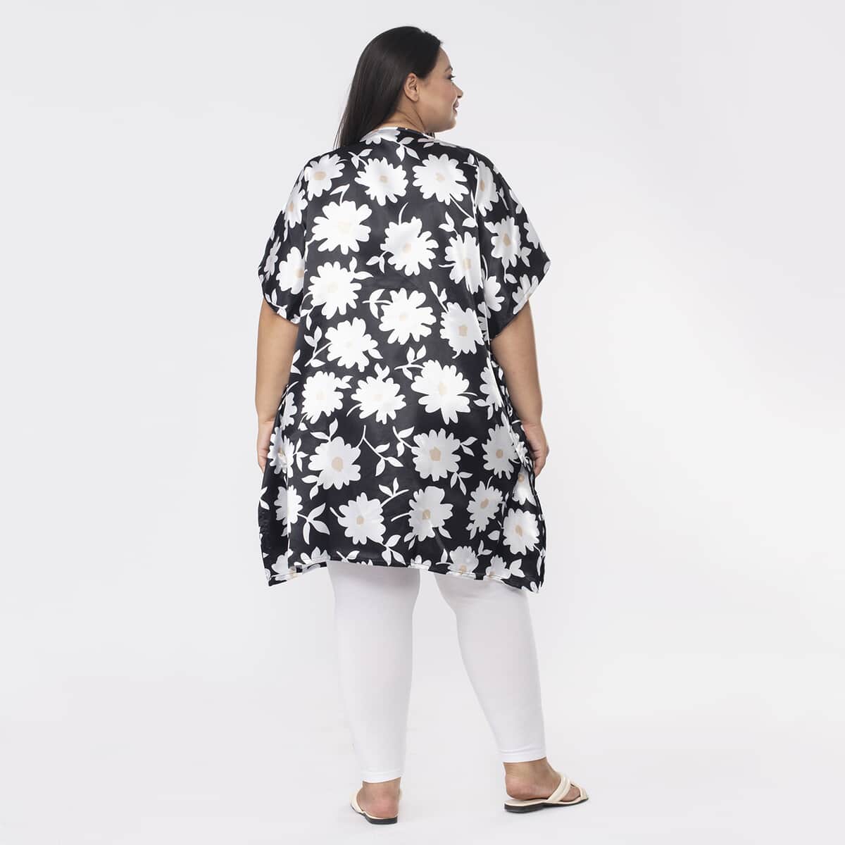 Tamsy Black and White Daisy Floral Printed Short Kaftan - One Size Fits Most image number 1