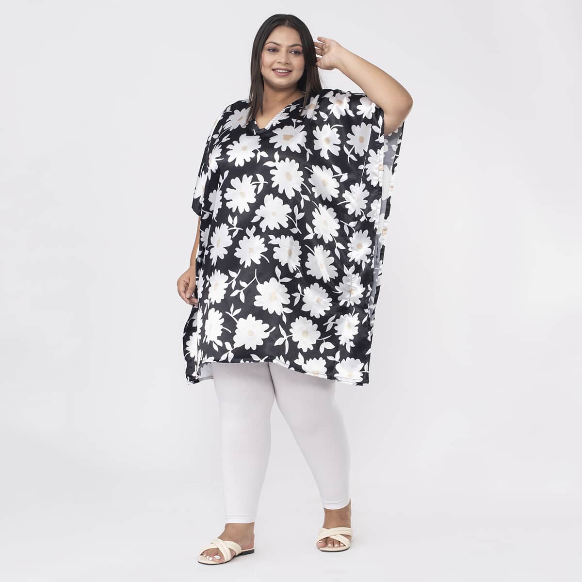 Tamsy Black and White Daisy Floral Printed Short Kaftan - One Size Fits Most image number 2