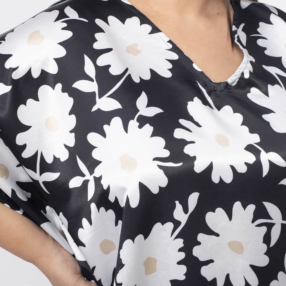 Tamsy Black and White Daisy Floral Printed Short Kaftan - One Size Fits Most image number 4