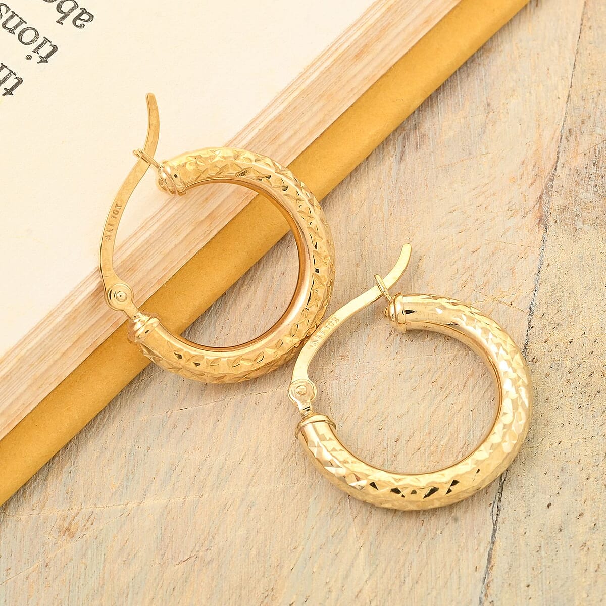 10K Yellow Gold Diamond-cut Hoop Earrings 1.10 Grams image number 1
