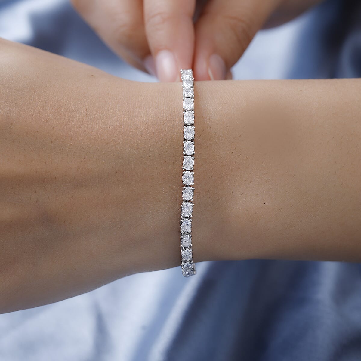 Moissanite Tennis Bracelet in Platinum Over Sterling Silver (7.25 In) 10.50 Grams 6.35 ctw image number 2