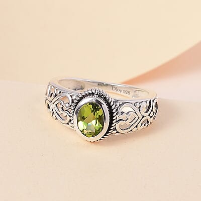 Artisan Crafted Arizona Peridot Solitaire Ring in Sterling Silver (Size 10.0) 0.85 ctw