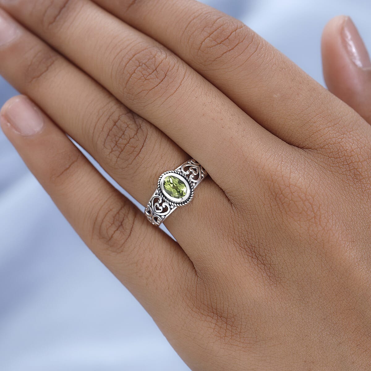 Artisan Crafted Arizona Peridot Solitaire Ring in Sterling Silver (Size 7.0) 0.85 ctw image number 2