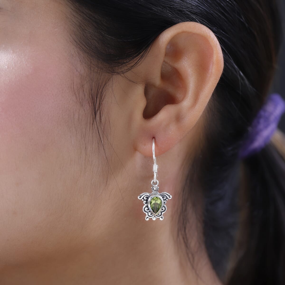 Artisan Crafted Arizona Peridot Turtle Earrings in Sterling Silver 1.50 ctw image number 2