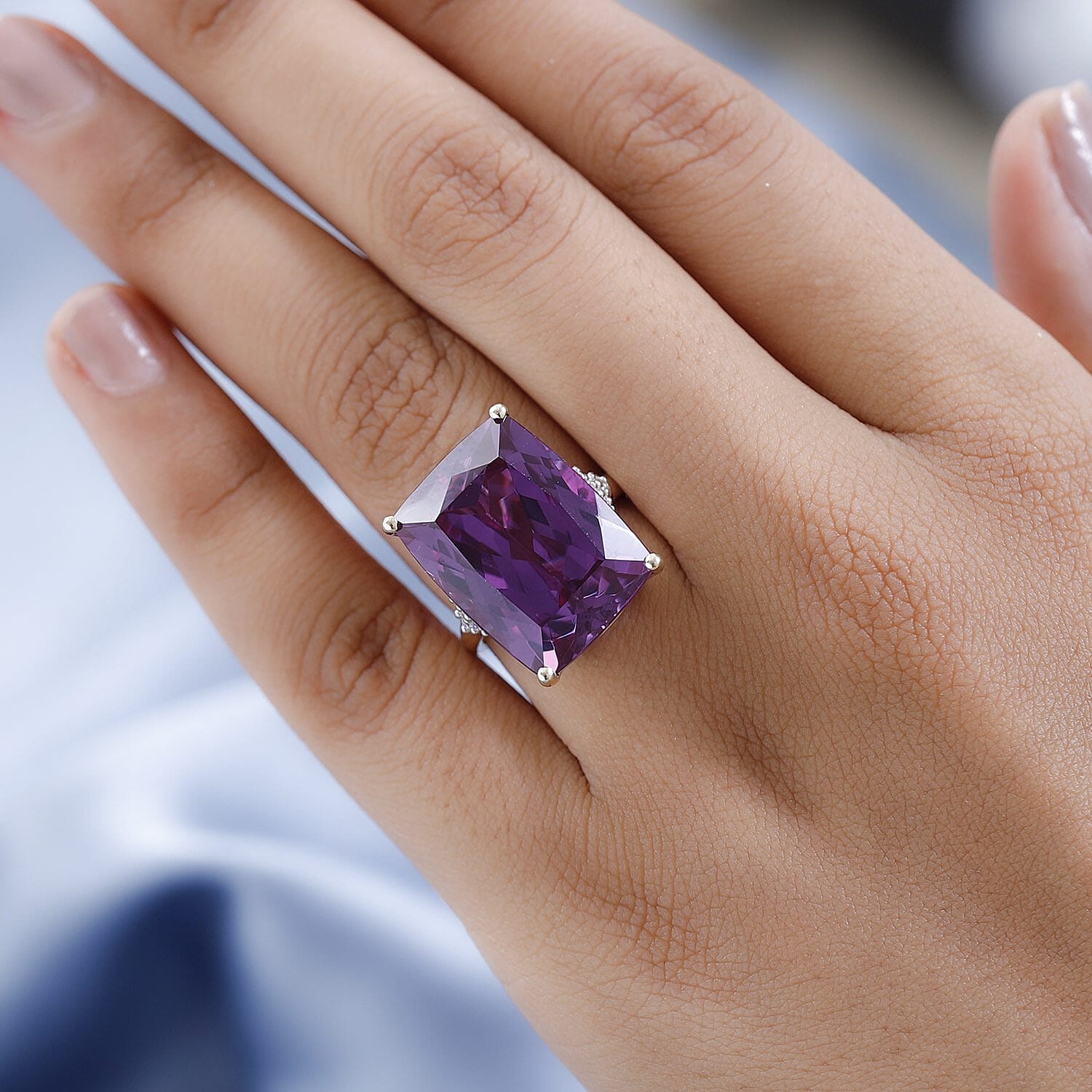 Luxoro 10K Yellow Gold Lab Grown Color Change Sapphire and Moissanite Ring (Size 10.0) 30.00 ctw