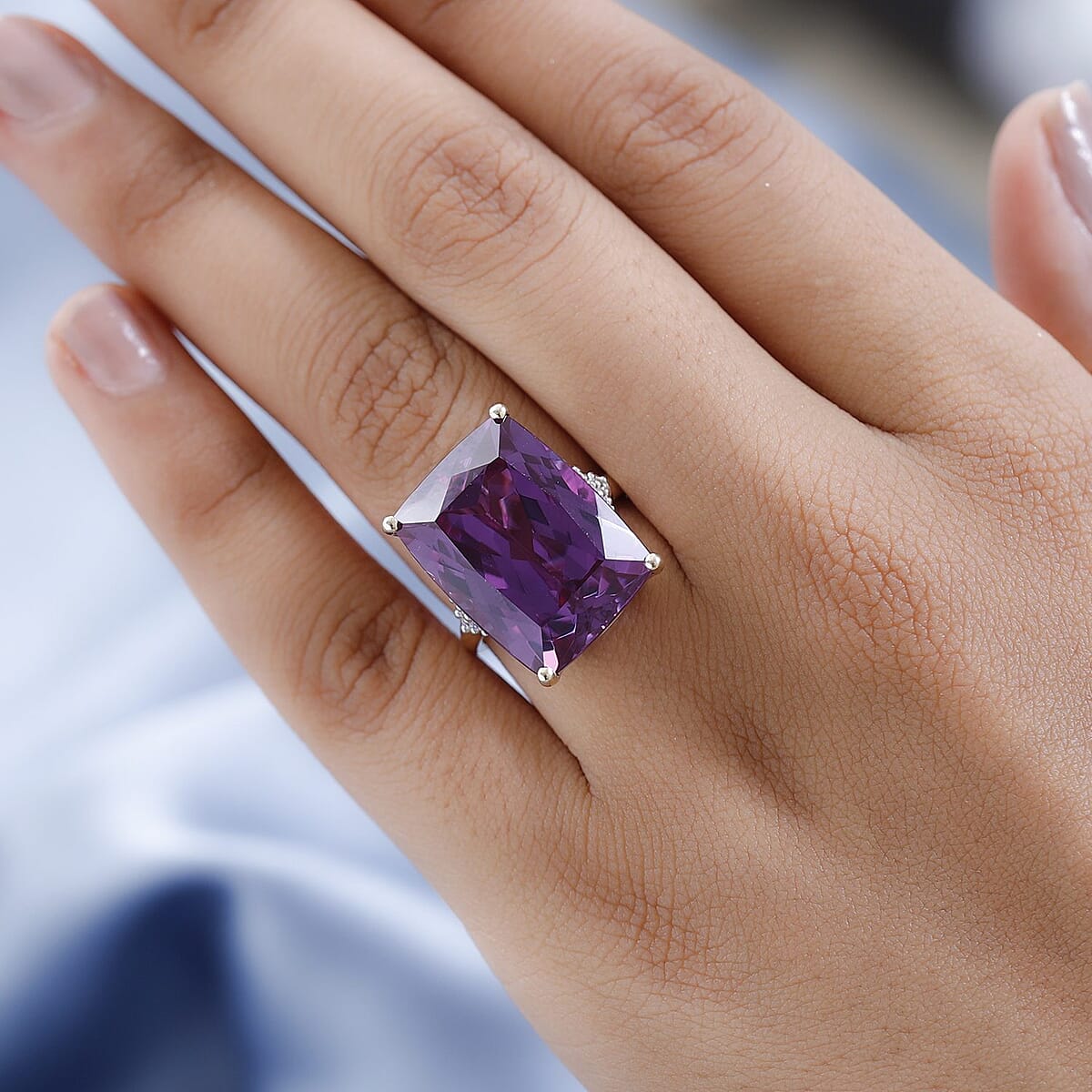 Luxoro 10K Yellow Gold Lab Grown Color Change Sapphire and Moissanite Ring (Size 8.0) 30.00 ctw image number 2