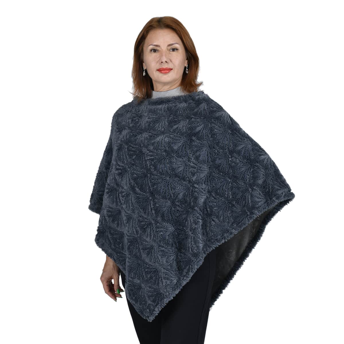 " PASSAGE Faux fur poncho Material: 100% polyester. Size: W33.5XL39 inch Weight:185g Color: Black " image number 0
