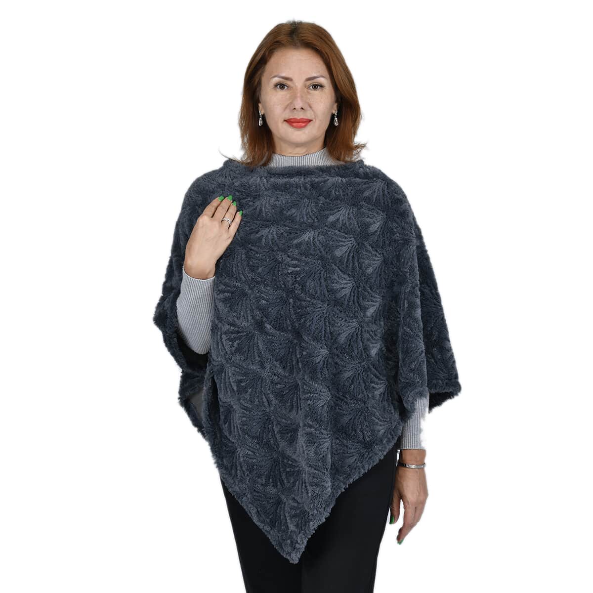 " PASSAGE Faux fur poncho Material: 100% polyester. Size: W33.5XL39 inch Weight:185g Color: Black " image number 2