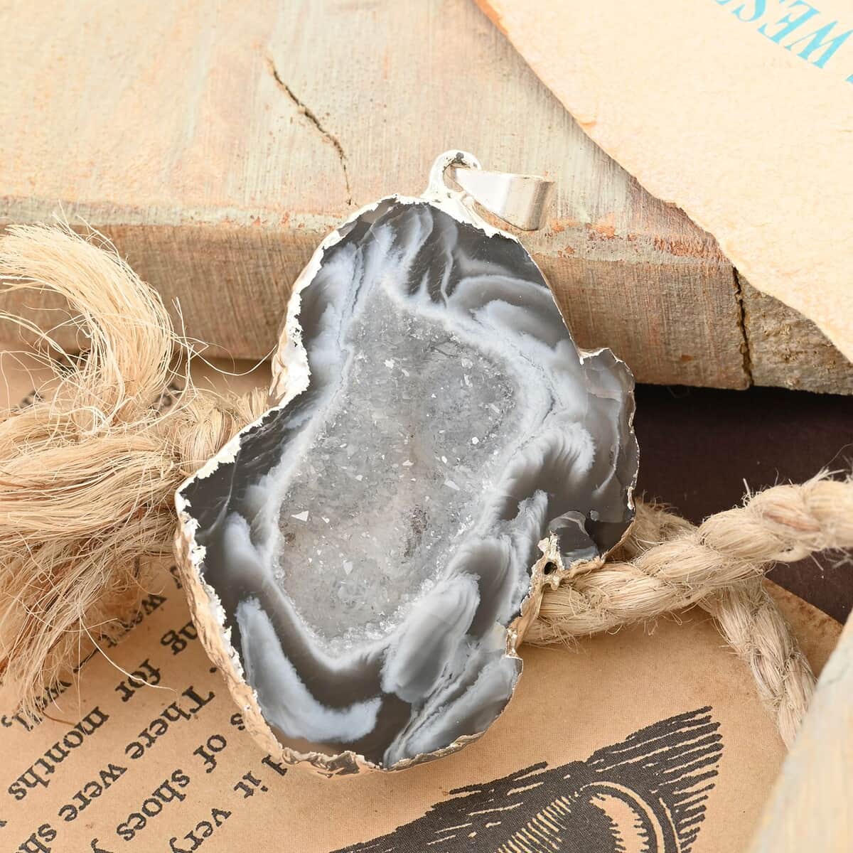 Gray Geode Agate Pendant in Silvertone 25.00 ctw image number 1