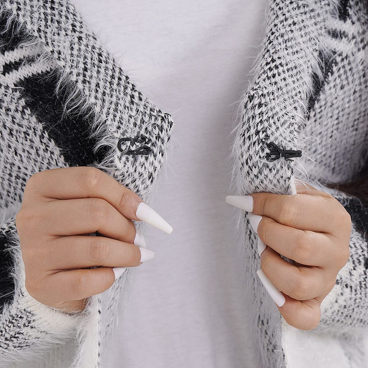 Tamsy Black with White Plaid Pattern Winter Hoodie with 2 Pocket - One Size Fits Most image number 6