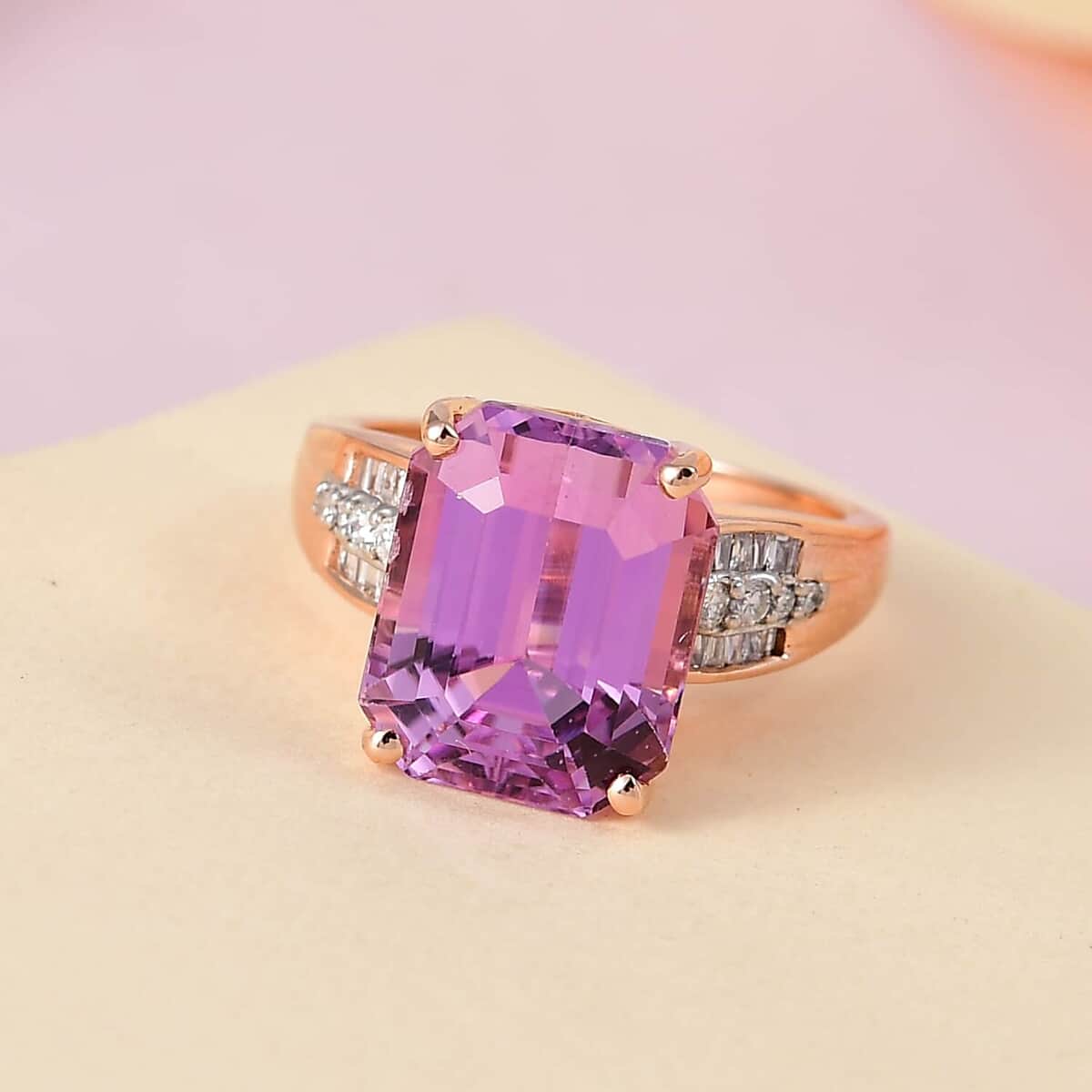 Iliana 18K Rose Gold AAAA Patroke Kunzite and G-H SI Diamond Ring (Size 6.0) 5.50 Grams 10.40 ctw image number 1