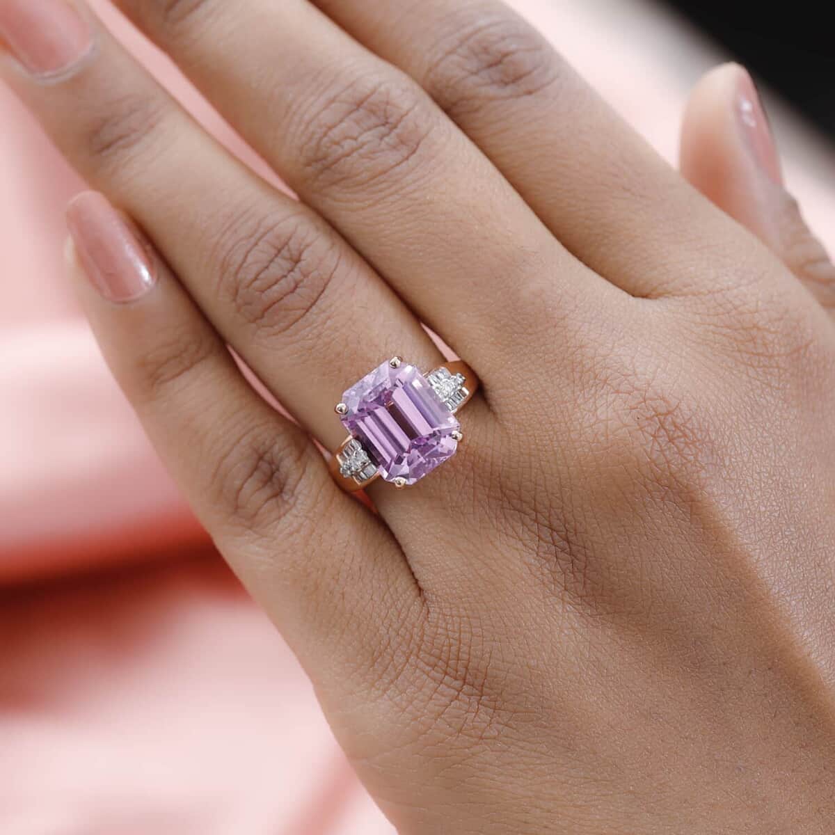 Iliana 18K Rose Gold AAAA Patroke Kunzite and G-H SI Diamond Ring (Size 6.0) 5.50 Grams 10.40 ctw image number 2