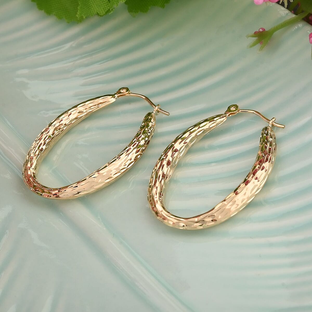 14K Yellow Gold Diamond-Cut Oval Hoop Earrings 1.60 Grams image number 1