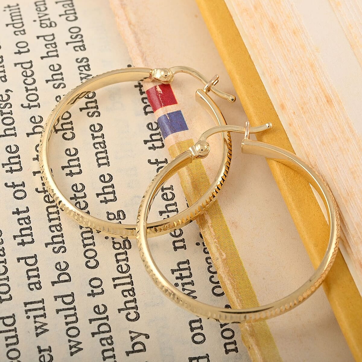 14K Yellow Gold 3x25mm Diamond Cut Hoop Earrings 2.60 Grams image number 1