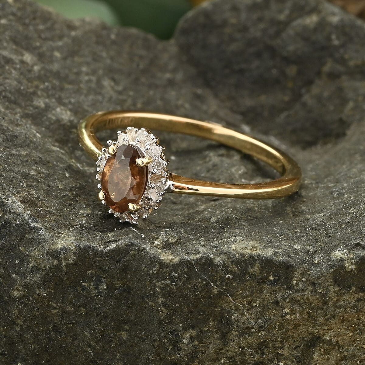 Luxoro 10K Yellow Gold Premium Bekily Color Change Garnet and Diamond Ring (Size 7.0) 0.70 ctw image number 1