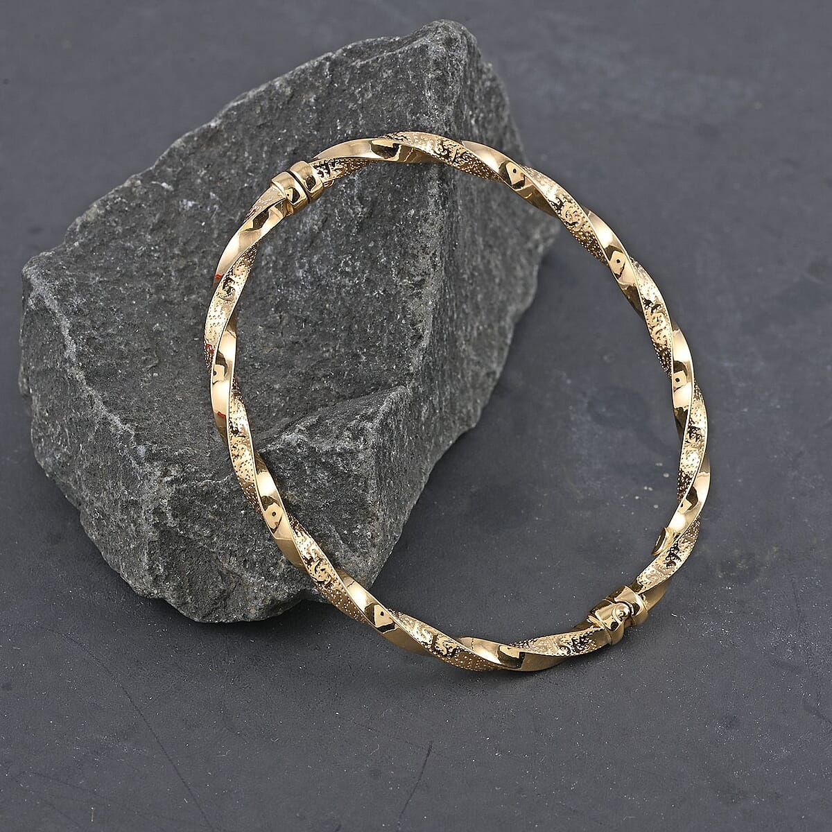 Italian 14K Yellow Gold Bangle Bracelet (6.75 In) 5.60 Grams image number 1