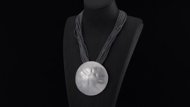 Designer Vintage Style Oval Shaped Necklace 20 Inches in Silvertone