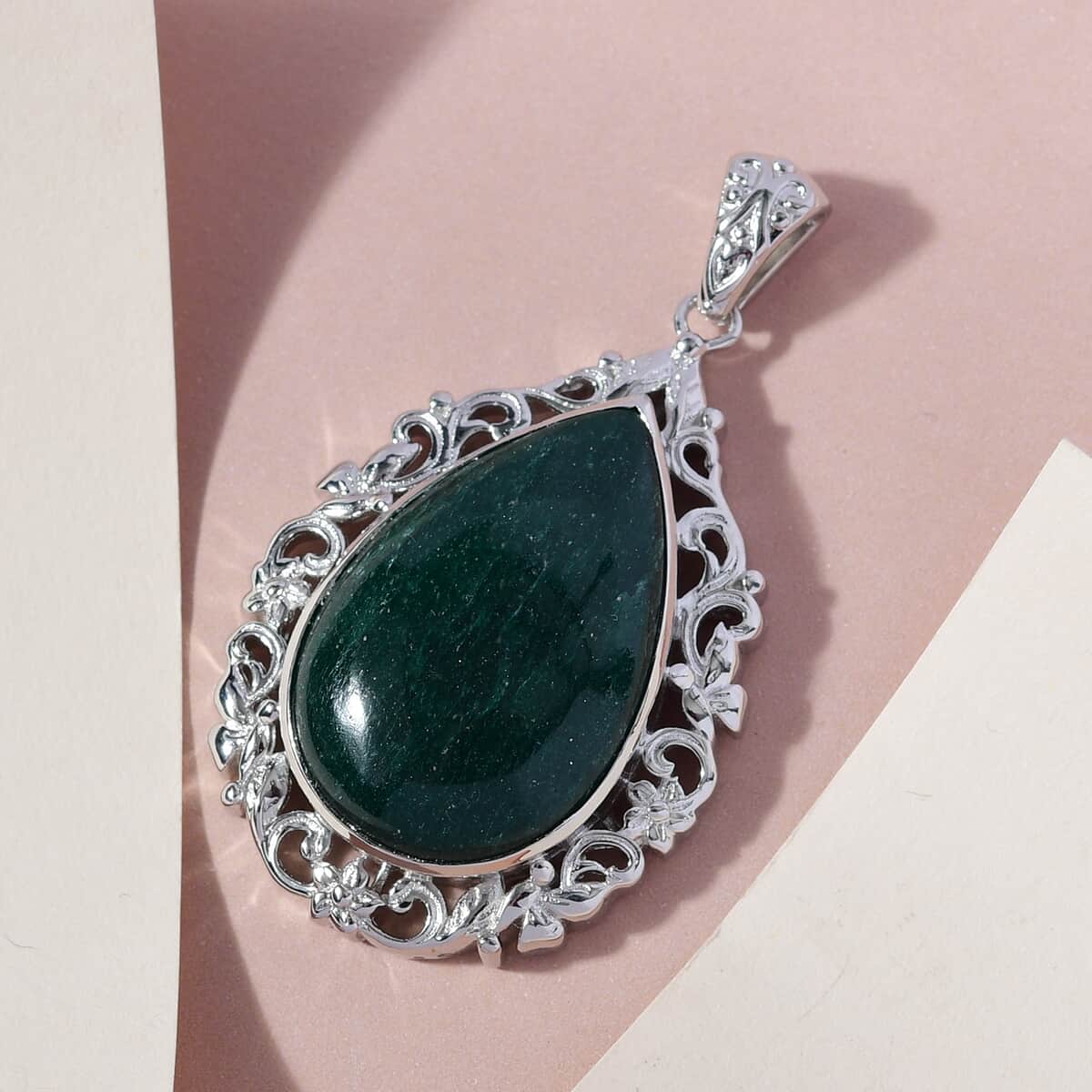 Green Aventurine Solitaire Pendant in Platinum Over Copper with Magnet 28.85 ctw image number 1